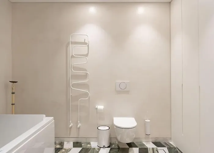 8 Min Walk To Harbour *