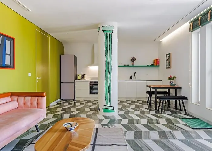 8 Min Walk To Harbour