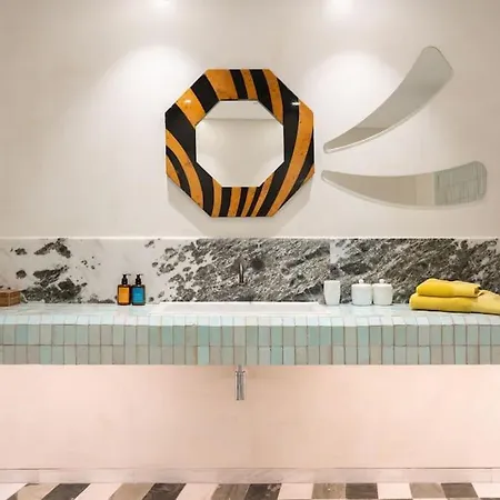 8 Min Walk To Harbour *