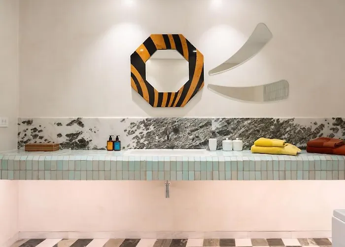 8 Min Walk To Harbour *