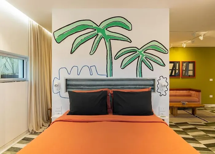 8 Min Walk To Harbour *