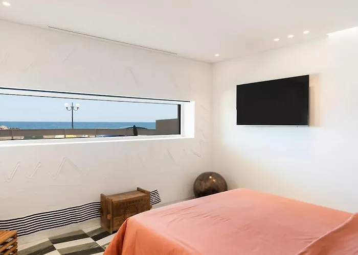 8 Min Walk To Harbour *